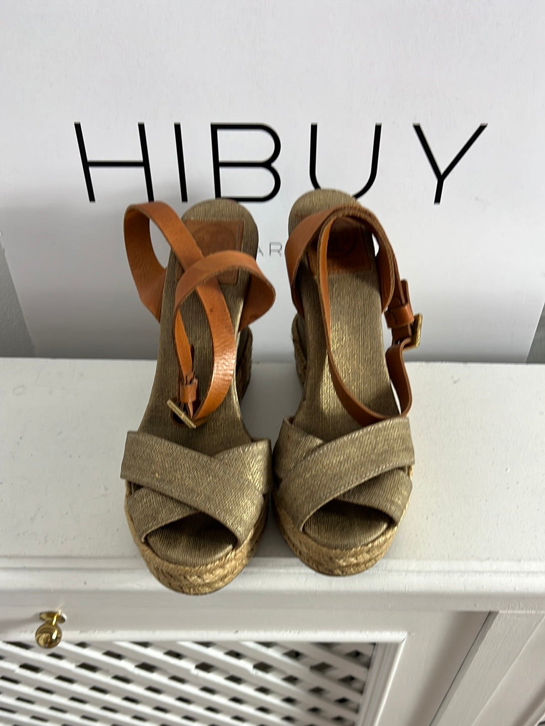 TORY BURCH. Cuñas tela tonos dorados. T 38
