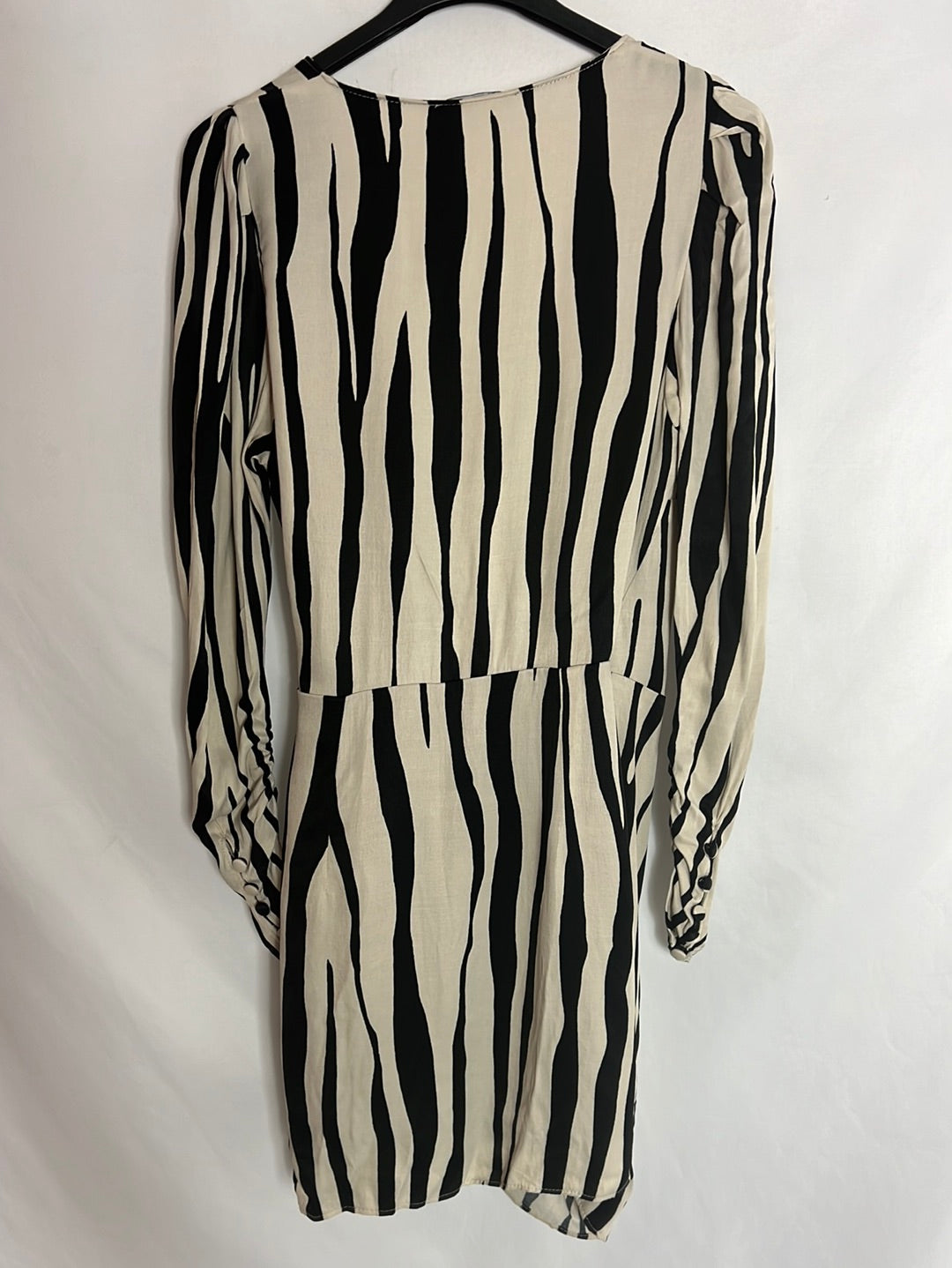 ZARA. Vestido corto beige y negro cruzado. T XS
