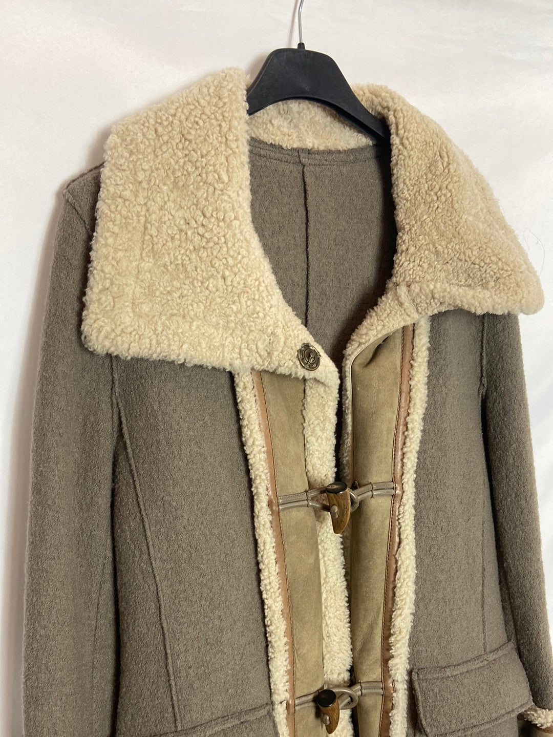 BENEDETTA NOVI. Abrigo borrego marrón T.48(s)