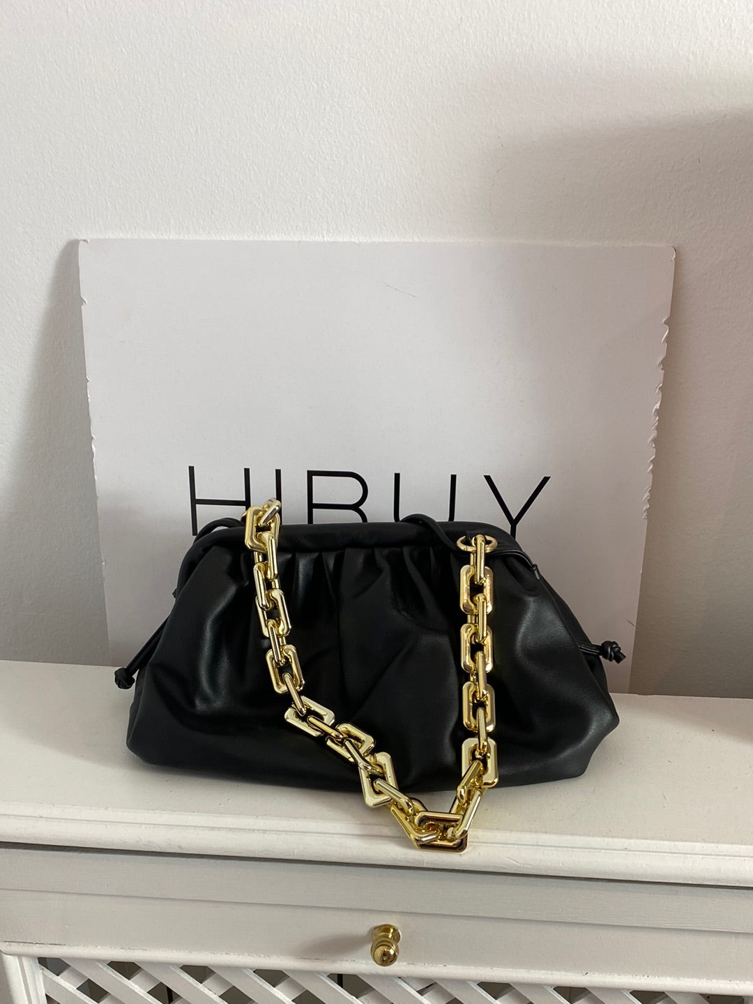 OTRAS. Bolso negro polipiel cadena.