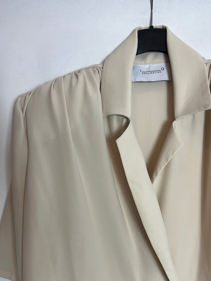 IQ. Total look: blazer and beige flowing trousers. TS/M (tare)