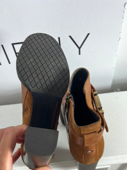 TOMMY HILFIGUER. Botines piel con tacón T.38