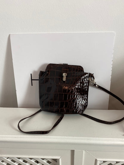 OTROS. Bandolera marrón piel