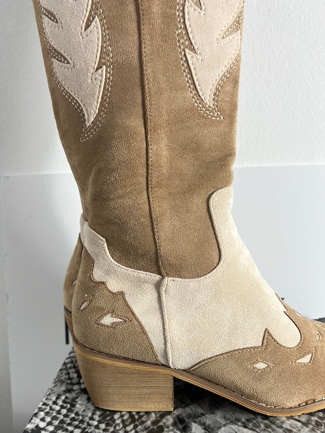CLAUDIA. Two-tone cowboy-style high boots. Size 38