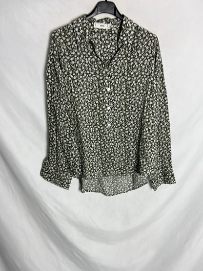 MANGO. Blusa verde flores mini blancas. T s