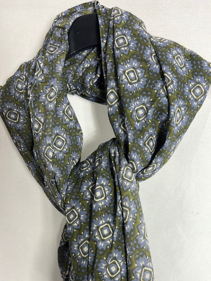 OTRAS. Pañuelo estampado verdes y azules