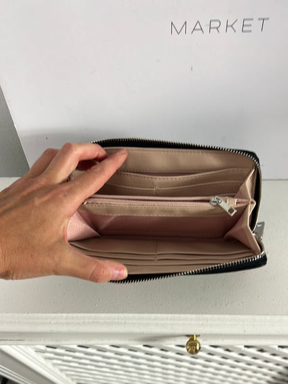 OTRAS. Cartera negra estampada flores