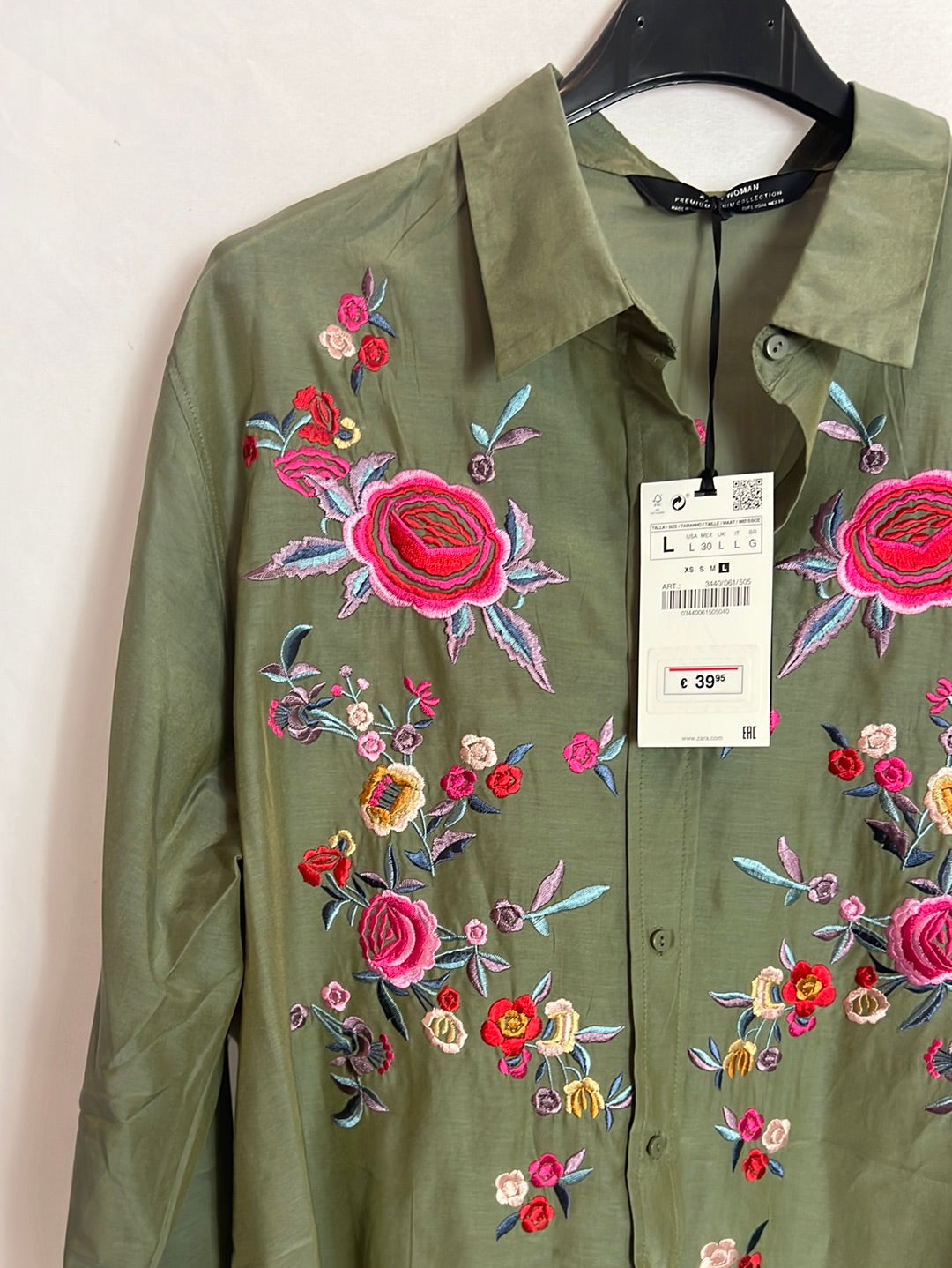 ZARA. Blusa verde fluida bordados. T L