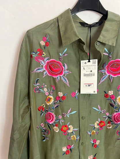 ZARA. Blusa verde fluida bordados. T L
