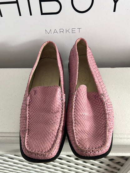 TOD´S. Mocasines piel troquelada rosa. T 37(tara)