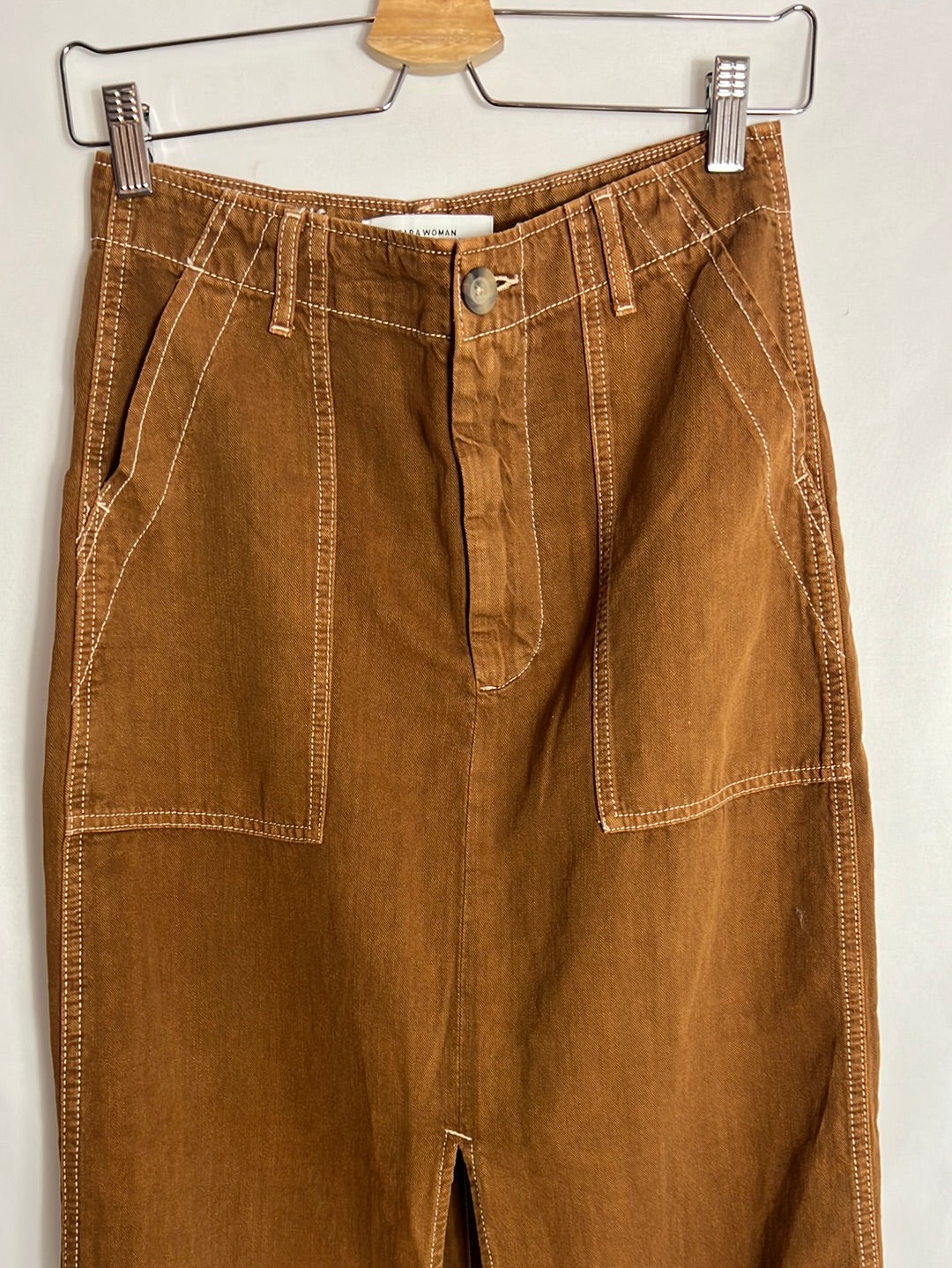 ZARA. Falda midi efecto tubo marrón. T S (tara)