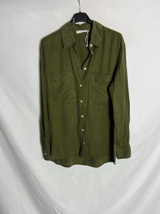 MANGO. Blusa verde oscuro bolsillos. T S