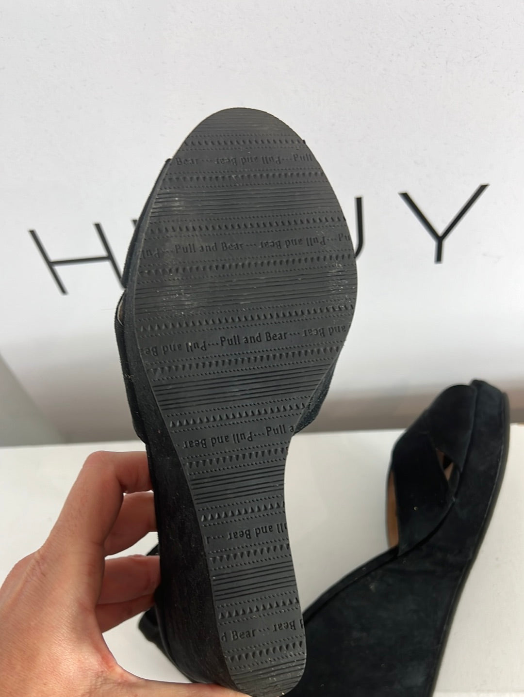 PULl&BEAR. Sandalia antelina negra T.38