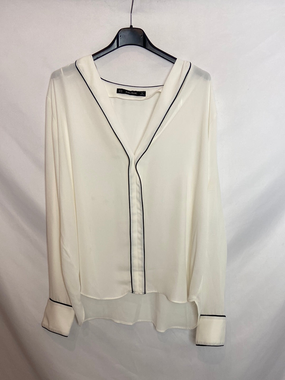 ZARA. Camisa blanca fluida con detalle en negro T.XXL