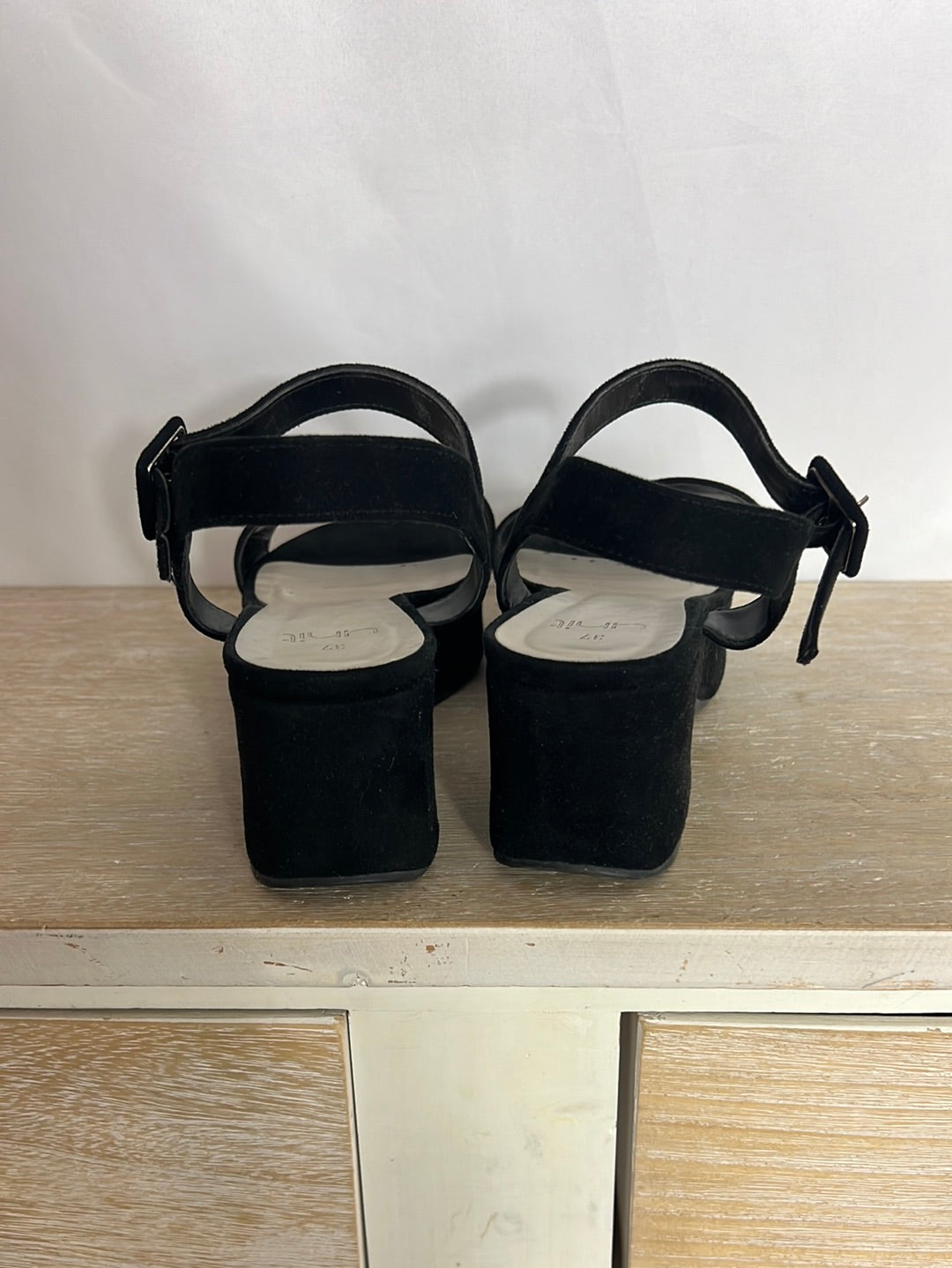 UNIT. Sandalia negra plataforma. T 37