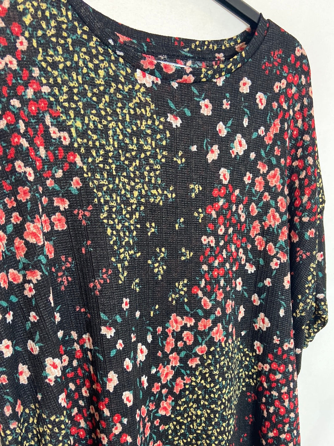 LEFTIES. Camiseta negra flores T.L