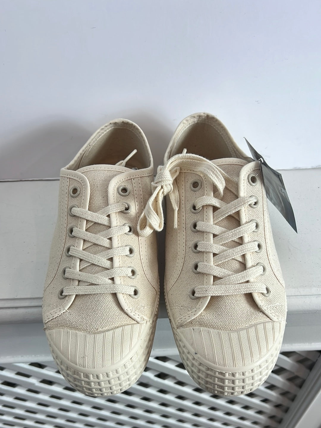 YERSE. Zapatillas beige cordones. T 38