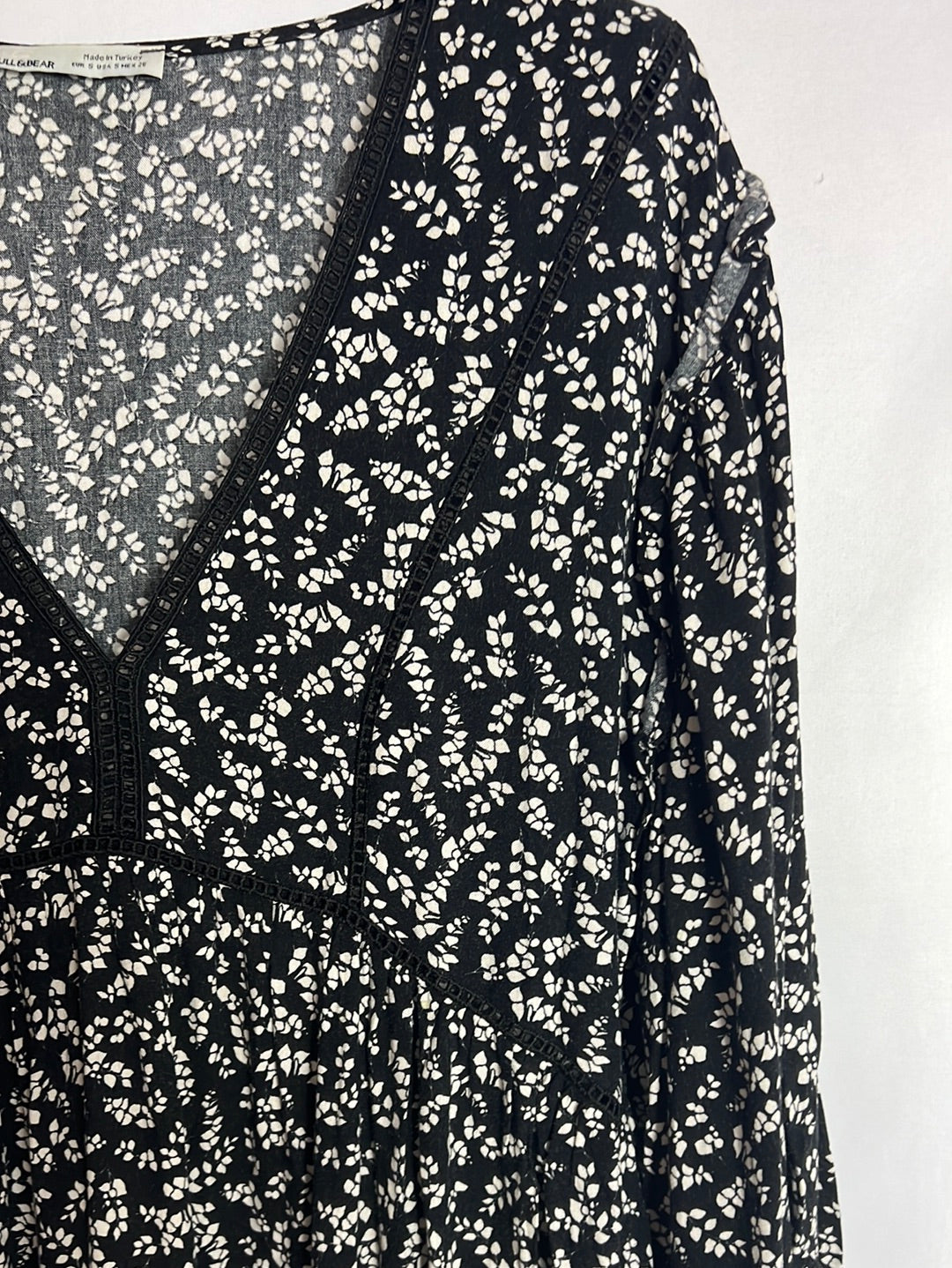 PULL&BEAR. Vestido negro flores blancas. T S
