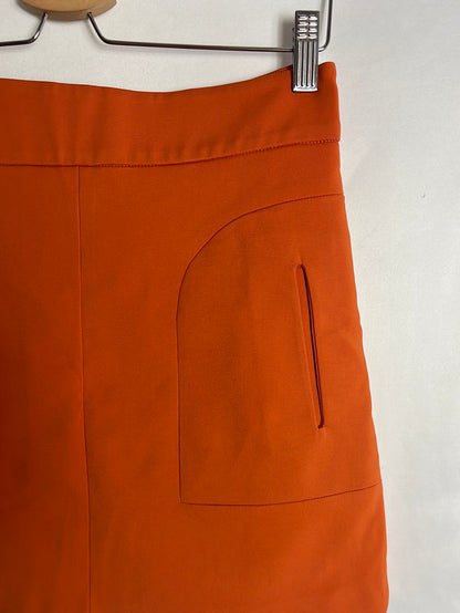 ZARA. Falda corta naranja. T M