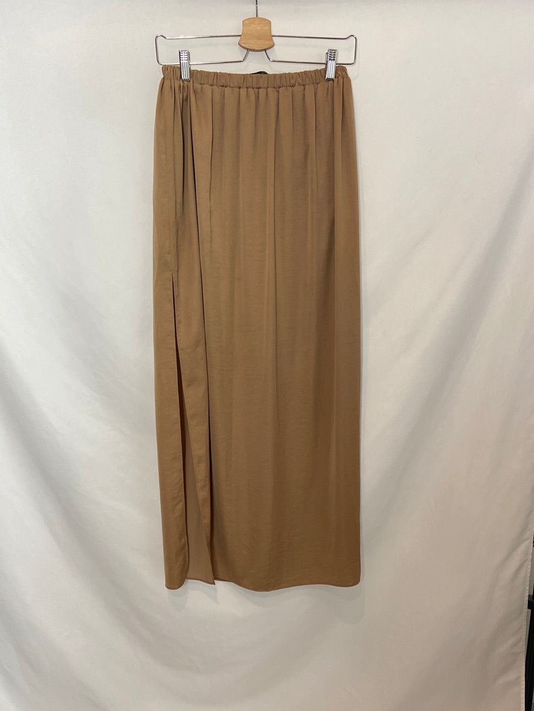 ZARA. Camel satin skirt, size XS