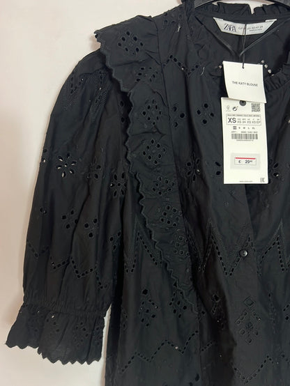 ZARA. Die-cut black blouse. T XS
