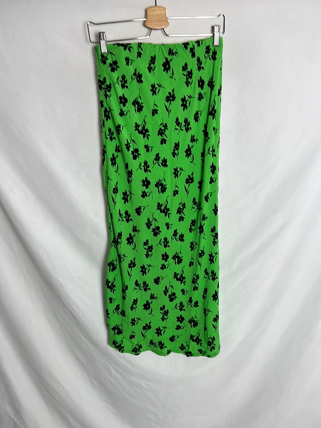 BERHSKA. Green midi skirt with slit. TM