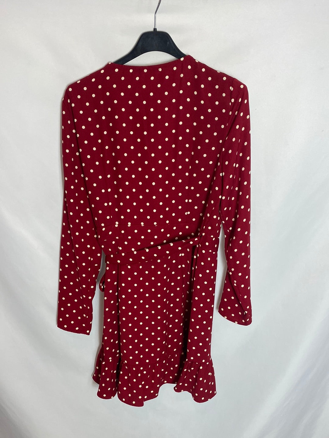 BERSHKA. Vestido corto manga larga lunares rojo cruzado. T.m