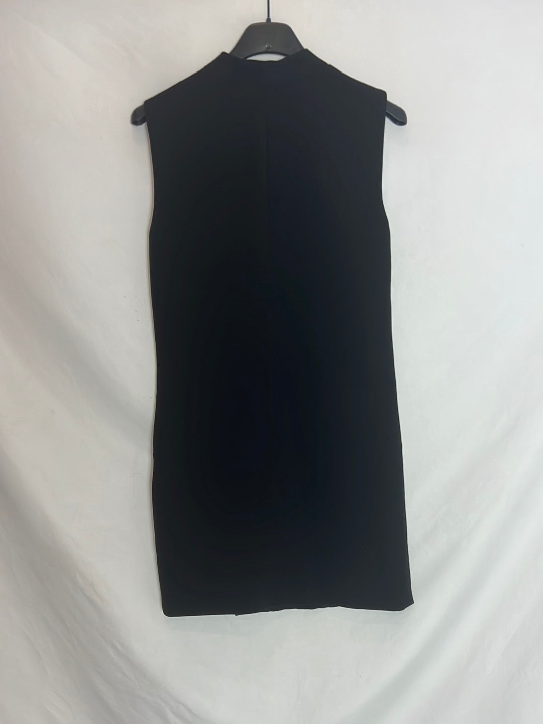 VERO MODA. Vestido cruzado negro sin mangas. T.XS