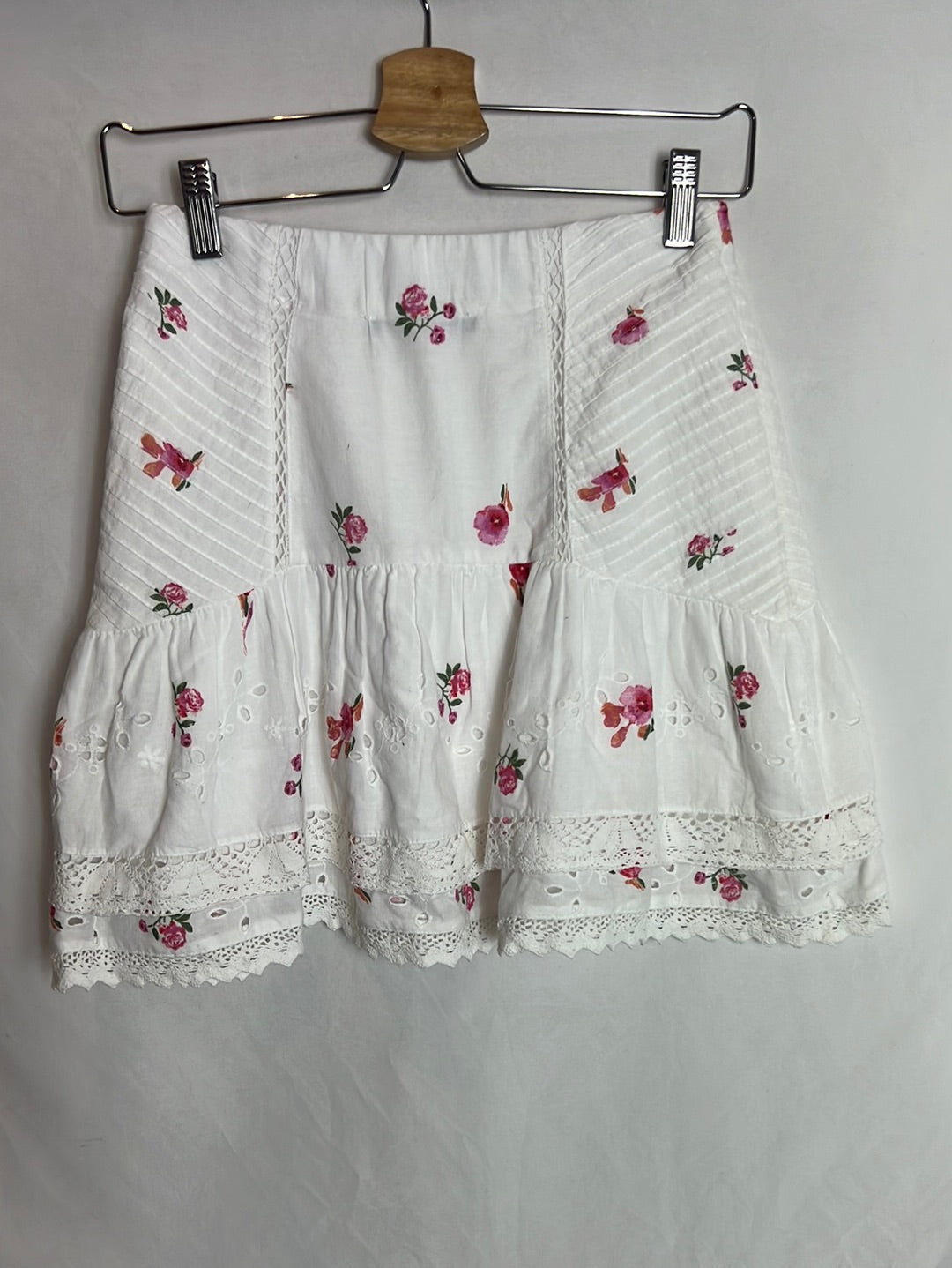ZARA. Falda corta blanca flores T.xs