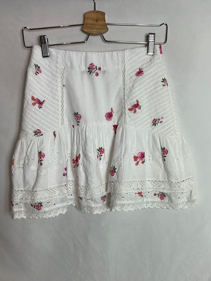 ZARA. Falda corta blanca flores T.xs