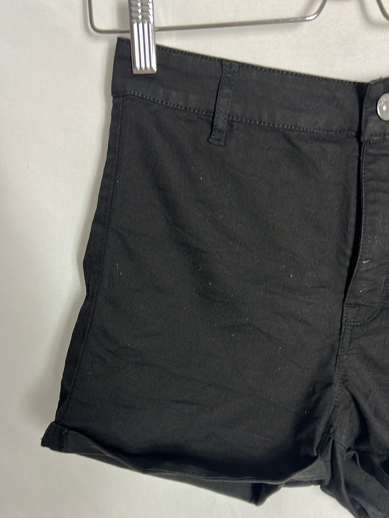 H&M. Shorts negros cintura alta. T 40