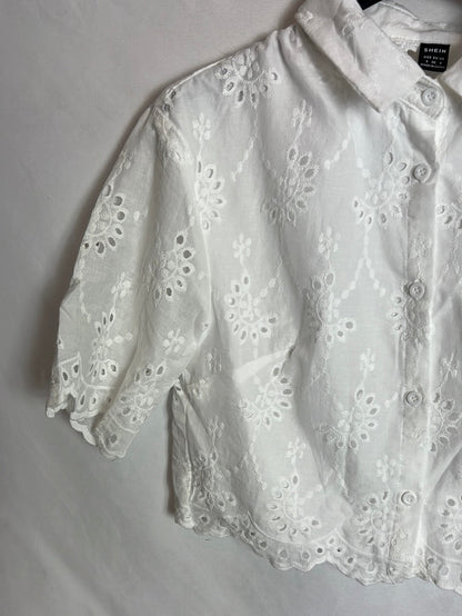 SHEIN. Blusa blanca crop troquelada T.s