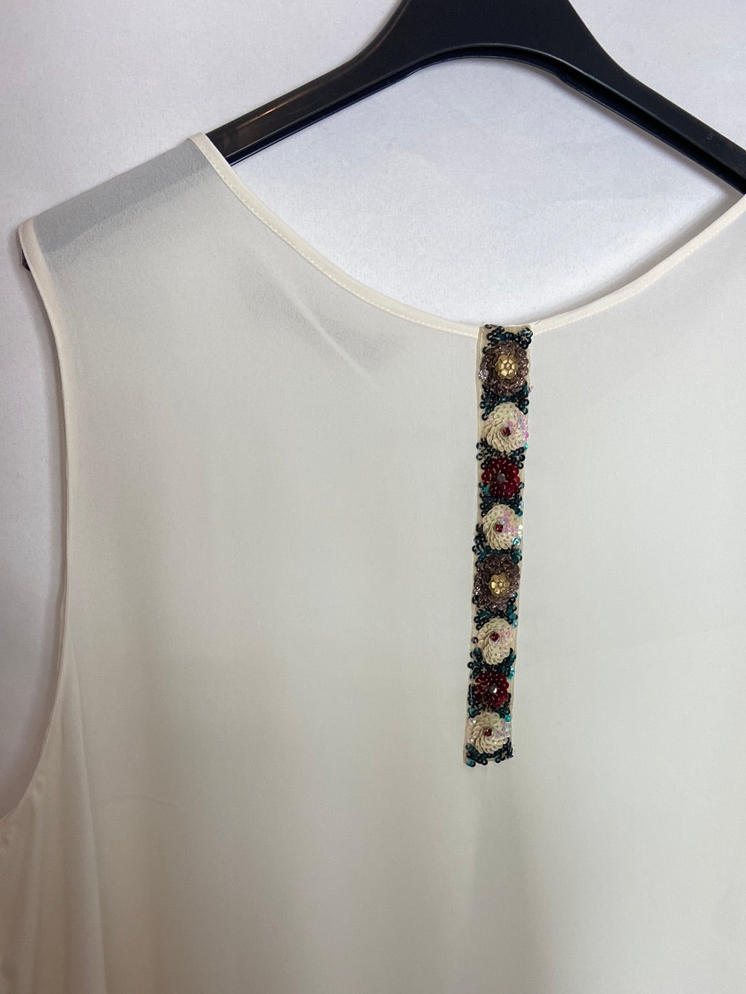 ZARA. Blusa blanca con detalle de lentejuelas T.XXL