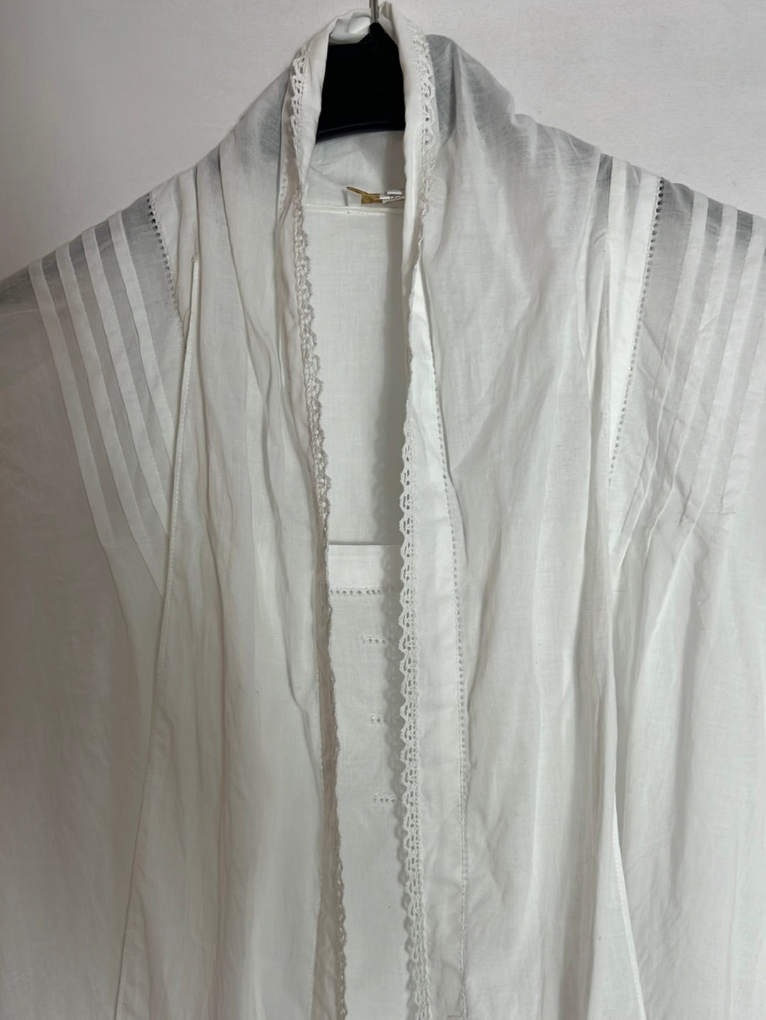 INTROPIA. Short white blouse with bow. Size 38
