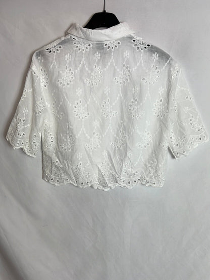 SHEIN. Blusa blanca crop troquelada T.s