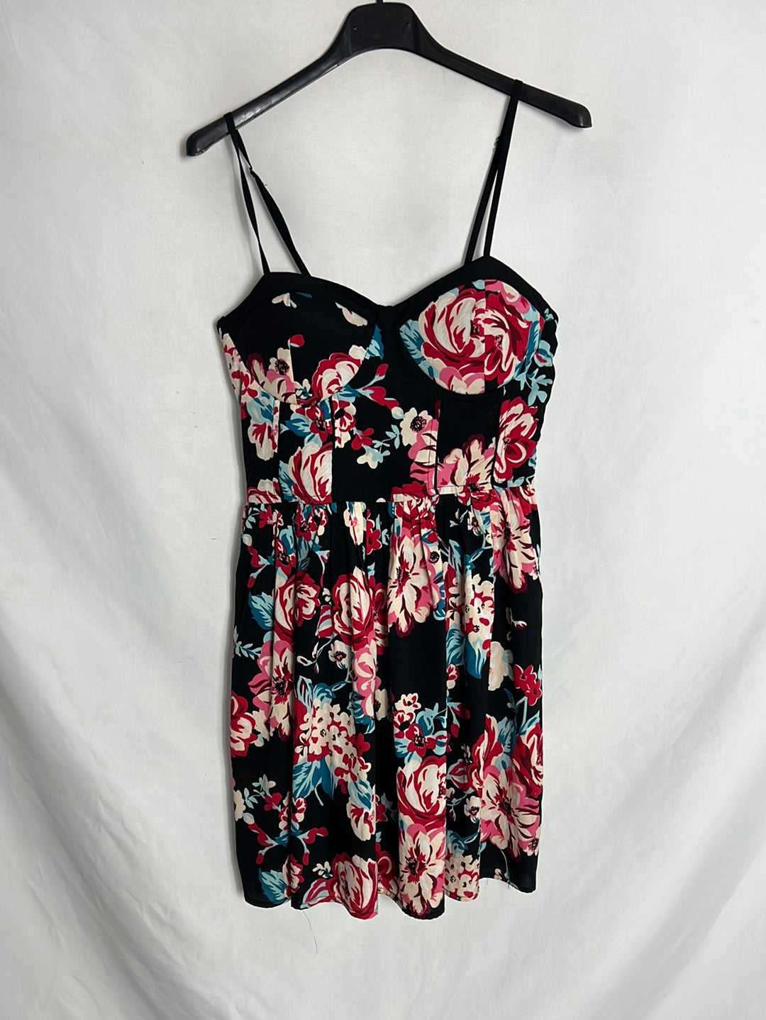 BAND OF GYPSIES. Short black floral dress. TM