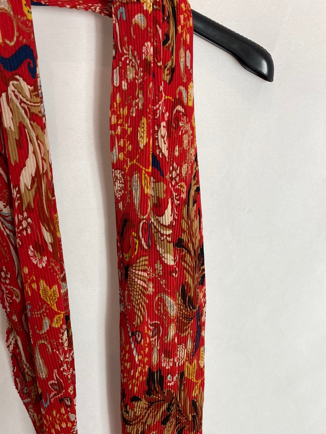 OTRAS. Pañuelo rojo estampado