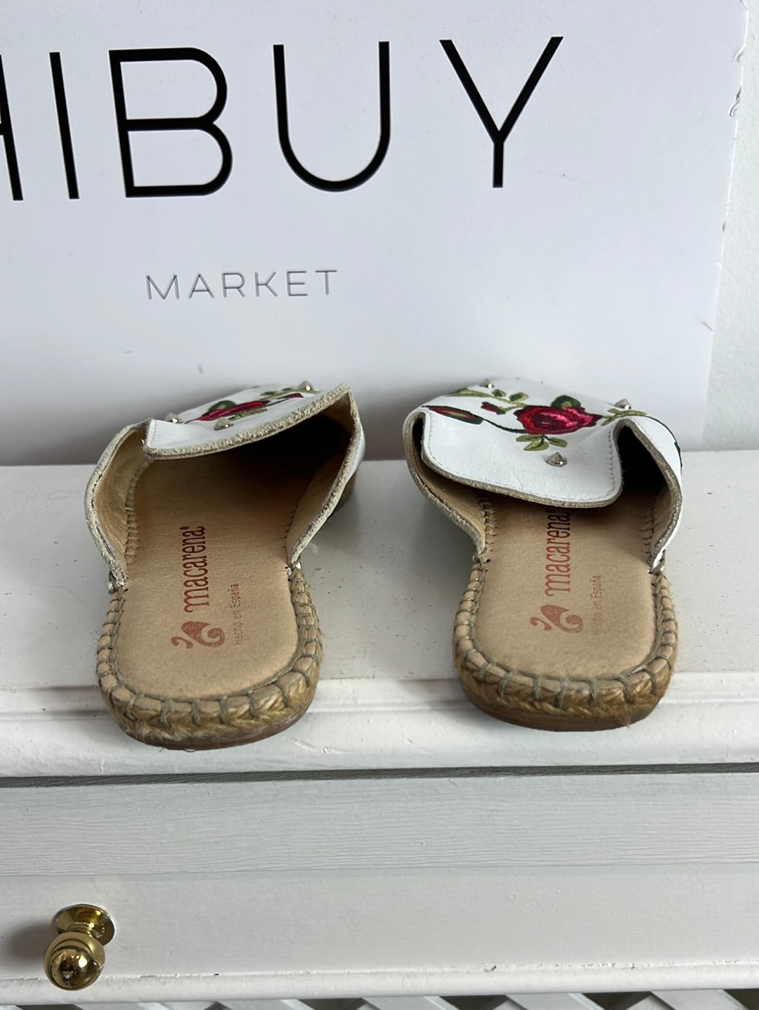 MACARENA. White embroidered mules, size 37 (tara)