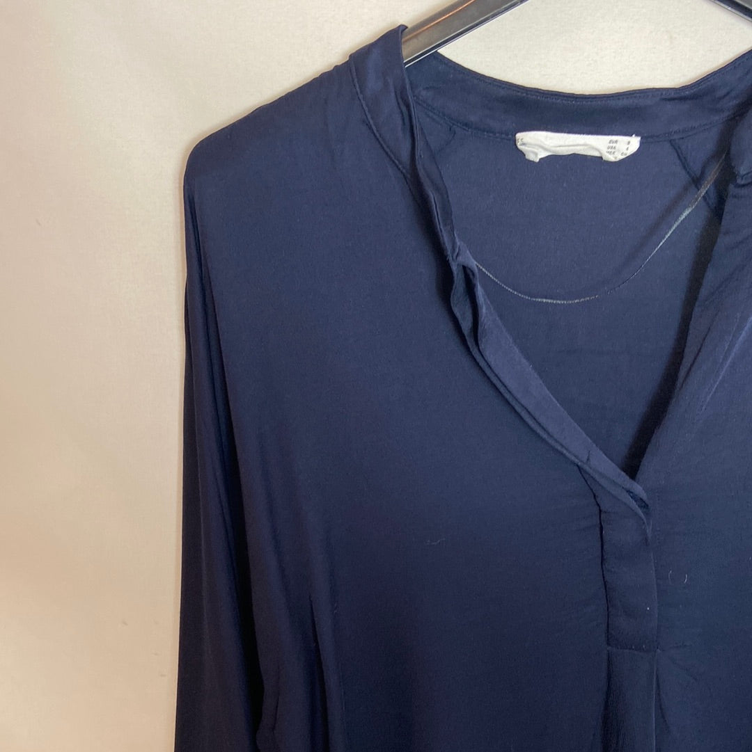 MANGO. Camiseta azul manga larga cuello pico. T.S