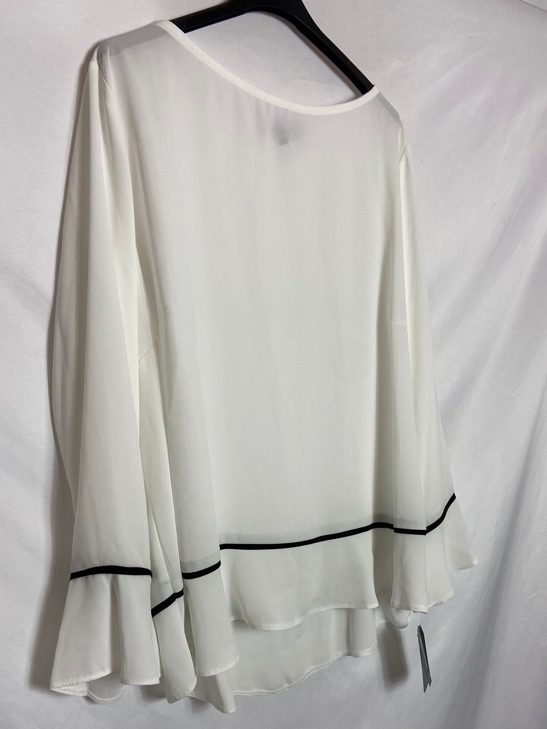 FESTA. Blusa blanca fluida con detalle en negro T.52