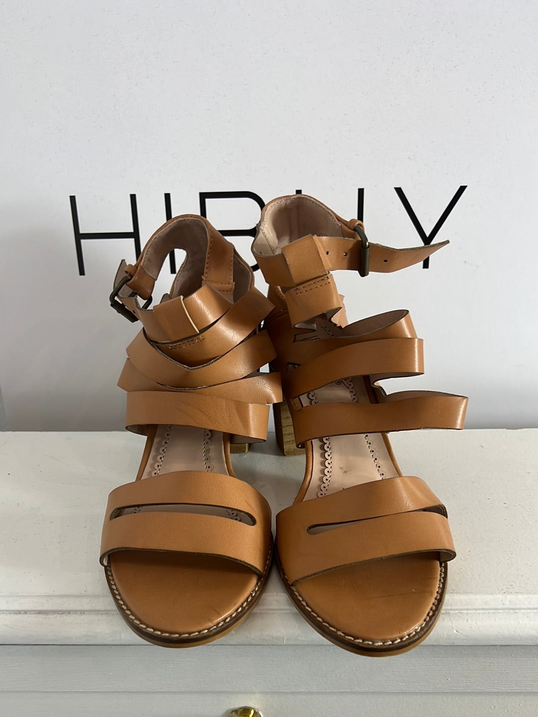 LES VANESSA. Sandalia camel tiras T.38