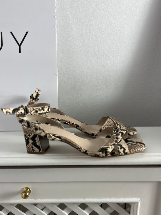 MANGO. Sandalias tacón bajo animal print. T 40