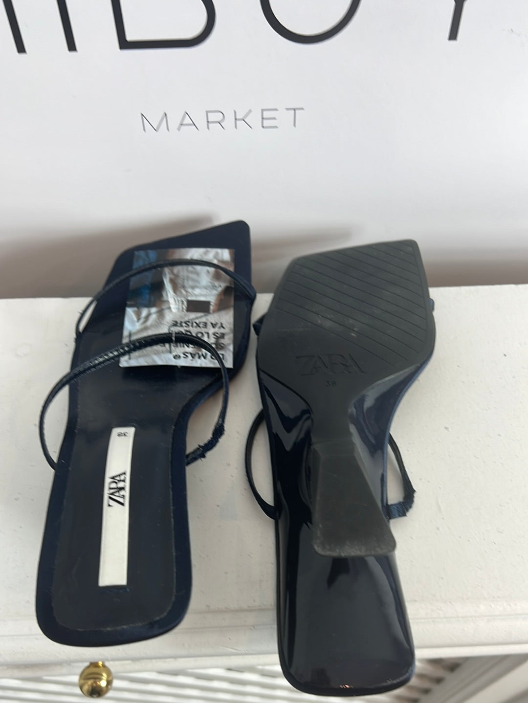 ZARA. Sandalia azul satinada tacón diseño. T 38