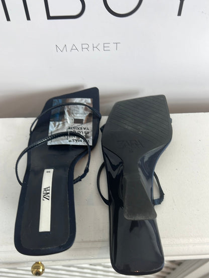 ZARA. Sandalia azul satinada tacón diseño. T 38