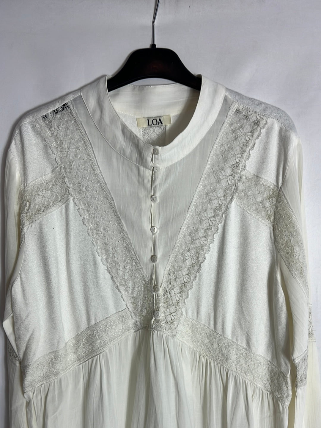 LOA. Blusa blanca detalle encaje. T S