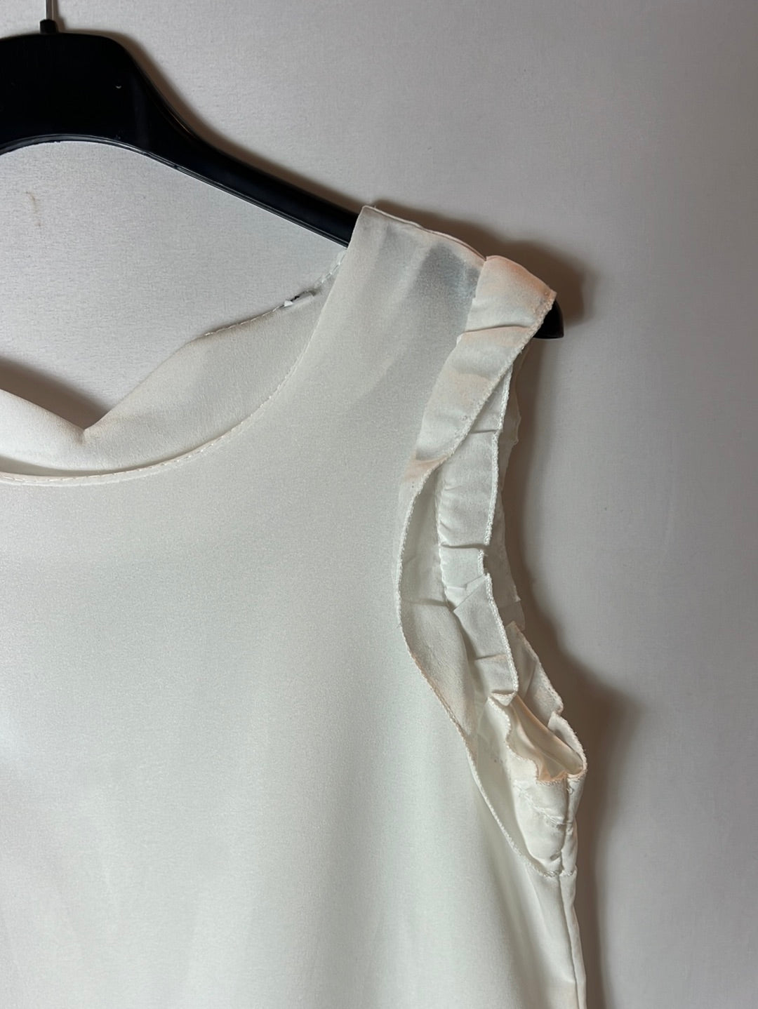 OTHERS. White top with ruffled sleeves. TS