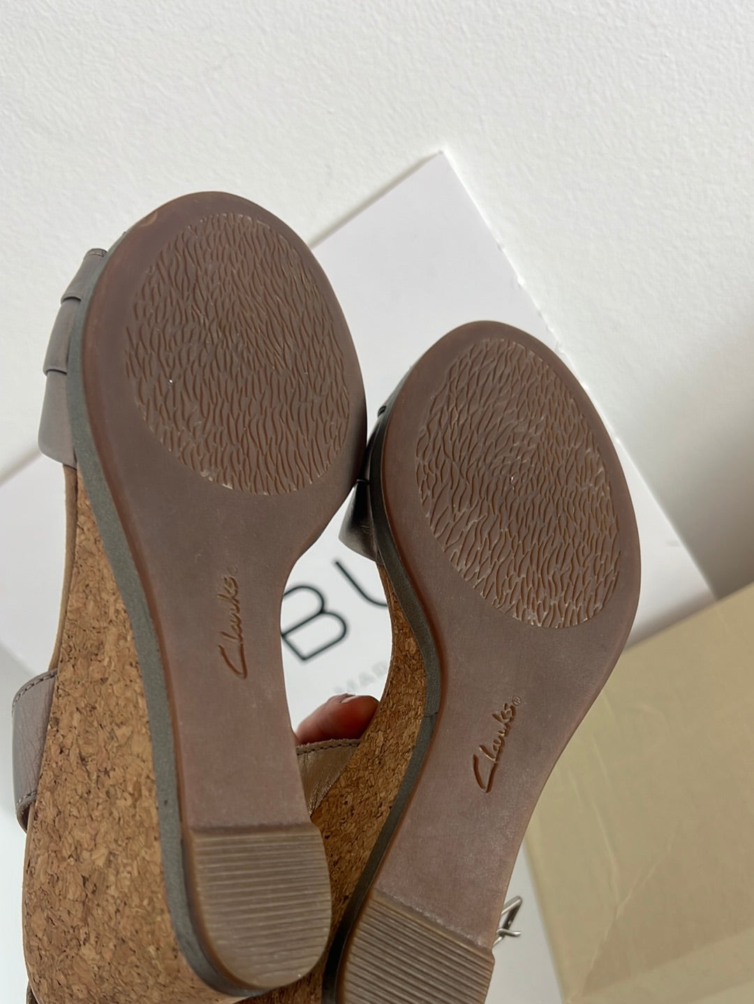 CLARKS. Cuñas plateadas. T 38