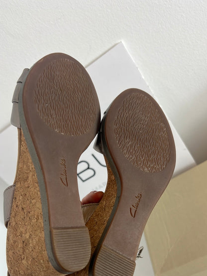 CLARKS. Cuñas plateadas. T 38