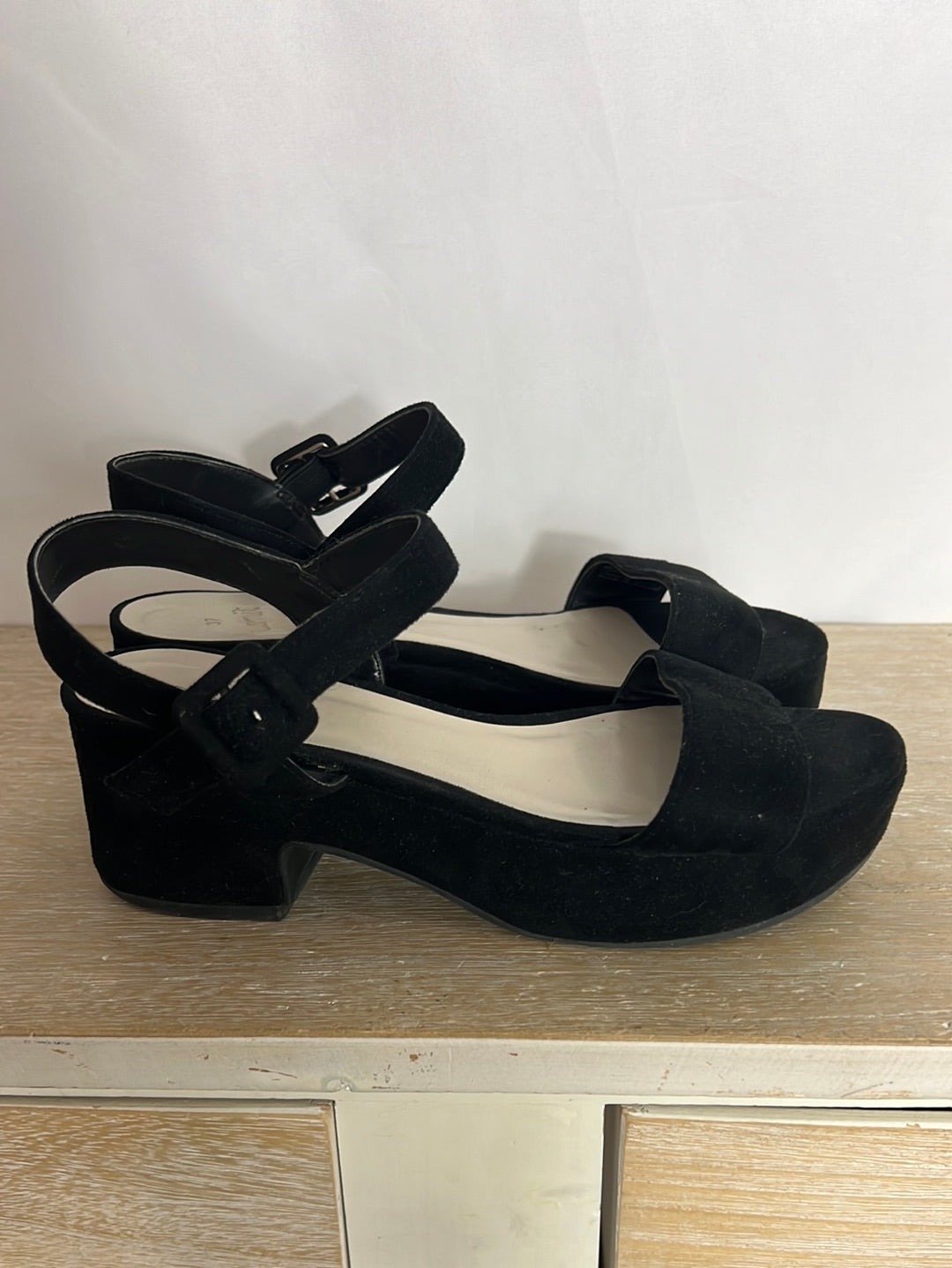 UNIT. Sandalia negra plataforma. T 37