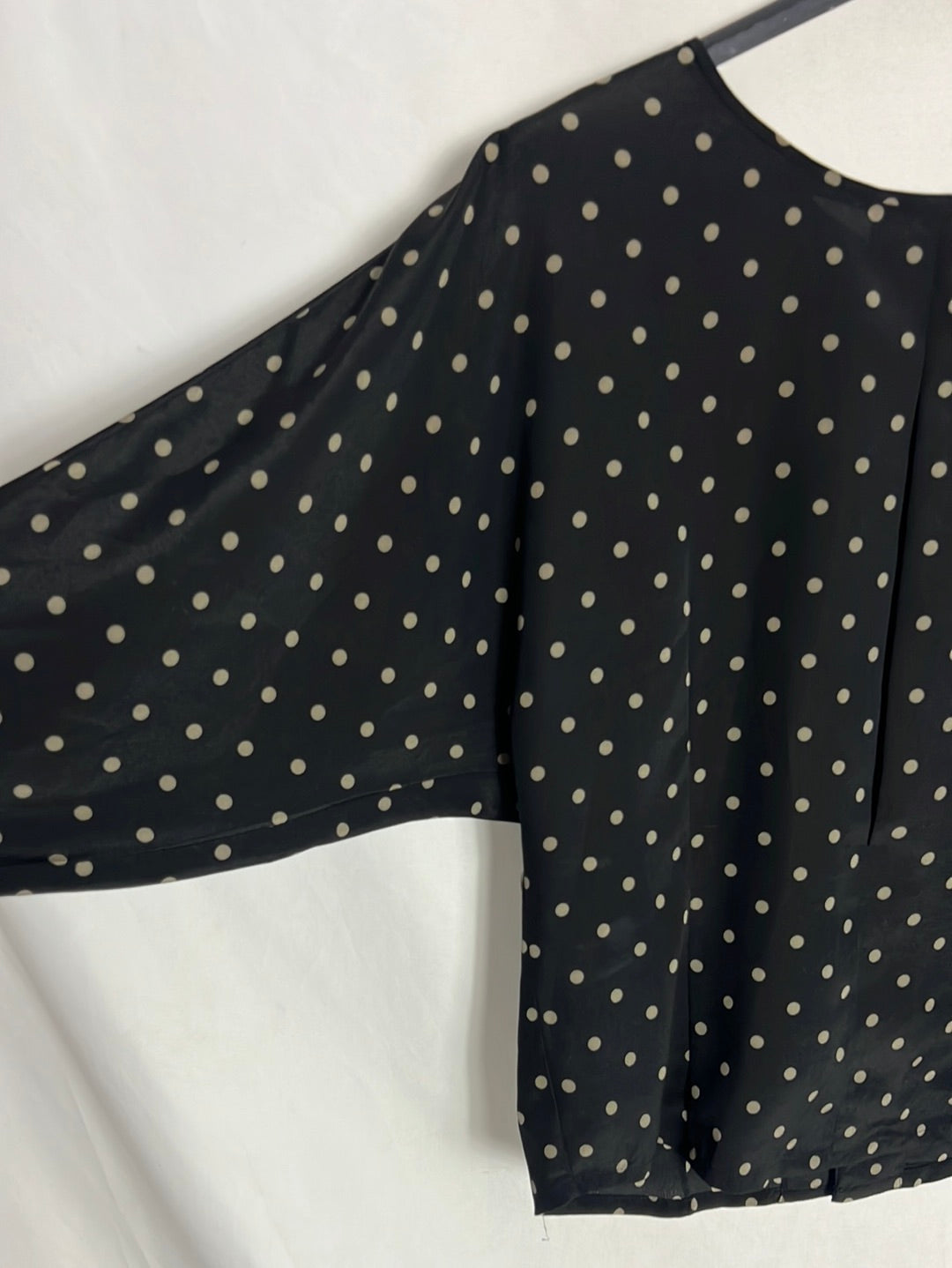 SUSISWEEDRESS. Black blouse with beige polka dots. TM